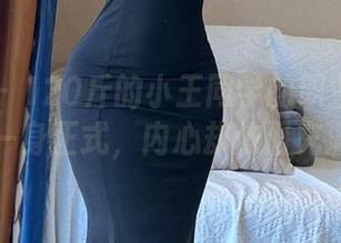 微密圈 – 120斤的小王同学的职业装写真，套了一身正式，内心却依旧充满玩心。