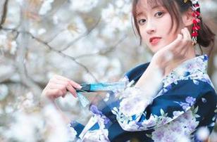 Luisa_零纱踩着白云在玩cos，噢，那双裸足好像在发表演说？