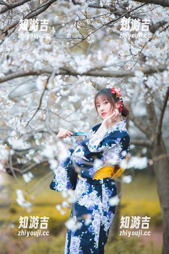 Luisa_零纱踩着白云在玩cos，噢，那双裸足好像在发表演说？