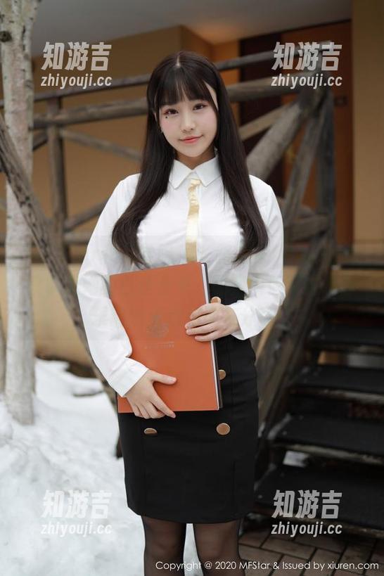 MFStar模范学院 - 一路走来，fairy如歌拿着她的白丝合集，图集中隐藏的电子乐韵律真想和朋友分享。