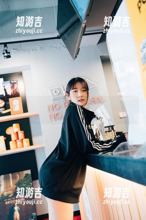 Sonson(손손)穿着的体操服cos，难以想象她的柔韧性有多可怕。