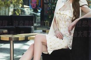 UGirls尤果网 – 诗朵雅的连衣裙，让人忍不住想问：“衣橱里能不能来一条一样的？”这写真作品太亮了！