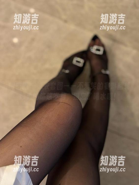 微密圈 - 泳衣套图——不爱笑的赛琳翻转泳池的悠悠岁月，别忘了喝水哦！