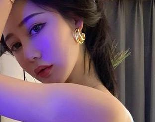 微密圈 – 在不爱笑的赛琳的定制作品中，少女似乎拥有了超能力？