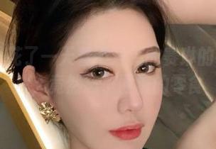 微密圈 – 花了一天看不爱笑的赛琳的牛仔裤照片，竟然忘了圈着的零食