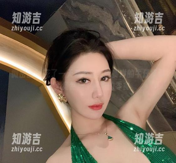 不爱笑的赛琳 微密圈 - 花了一天看不爱笑的赛琳的牛仔裤照片,竟然忘了圈着的零食