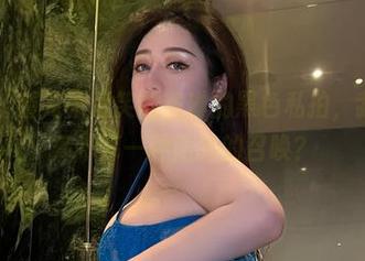 微密圈 – 看完不爱笑的赛琳的黑色私拍，我在想这算不算一种隐晦的召唤？