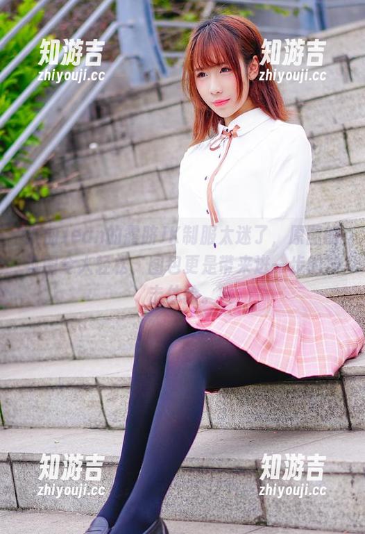 九曲Jean的露脐JK制服太迷了，原图的氛围令人轻松，图包更是带来进一步的冲击体验。