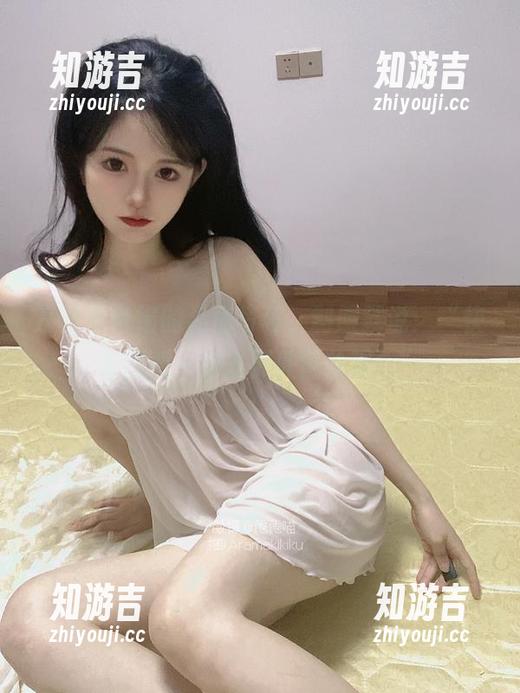 打开倦倦喵的私房写真，制服就说：“快来跟我一起去野外冒险吧！”