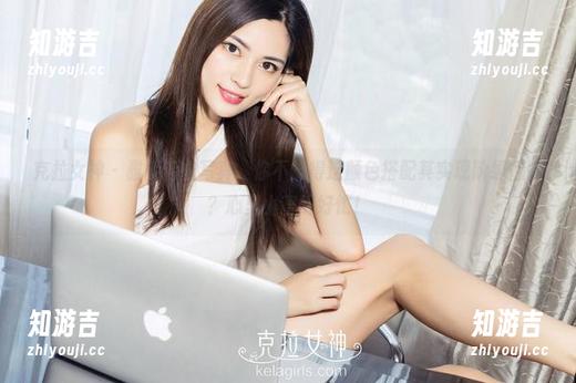 克拉女神 - 雅楠毛衣写真，你不觉得这颜色搭配其实现阶级感吗？心里小蜜蜂好忙！