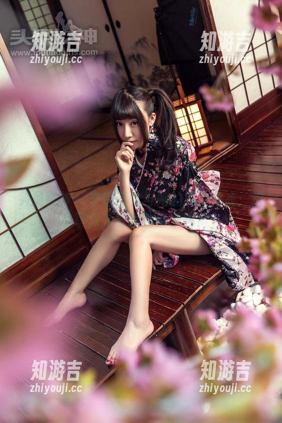 头条女神 - 辛辣王竹与她的薄纱内衣：这写真光下载就够了吗？