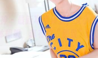 头条女神 – 最新写真集里，艾小青如此穿体操服，真有够“别致”的。