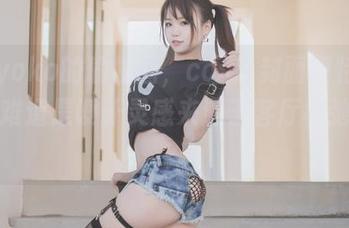 宅夏yoko的瑜伽图，cos了封面模特的气质，难道是设计灵感来源于客厅松弛姿态？