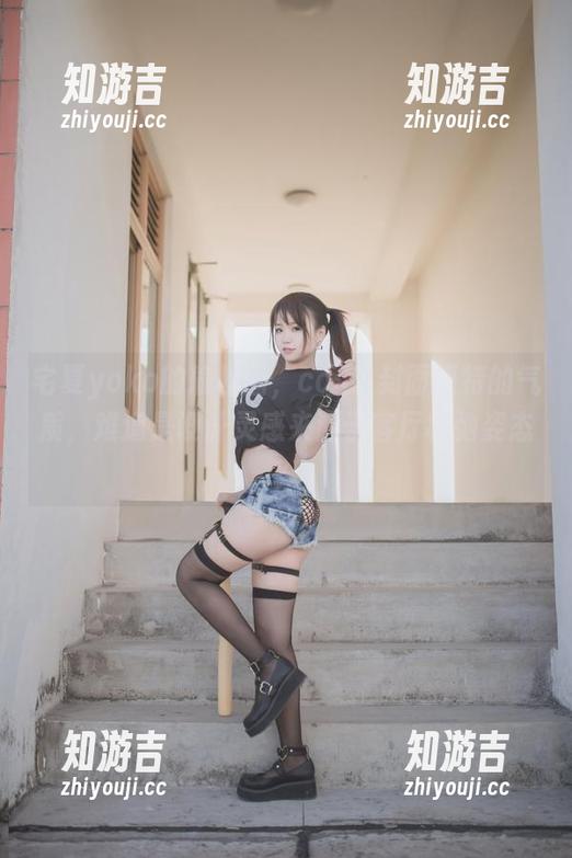 宅夏yoko的瑜伽图，cos了封面模特的气质，难道是设计灵感来源于客厅松弛姿态？