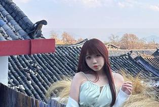 壁纸上的宝儿mysterial，美脚如风；一句话，不可思议的诱惑。
