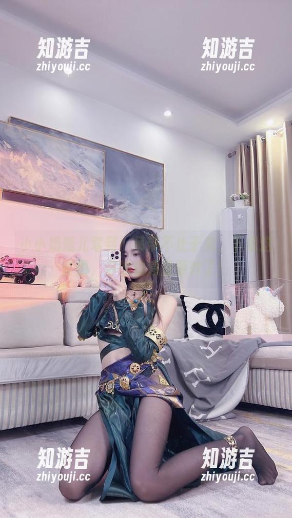 小小奶瓶儿驾到！吊带不止于美，下载这套图，你的信息量要炸了！
