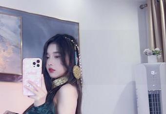 小小奶瓶儿，护士装扮薪火相承，高清美图里流露出别样的诱惑。