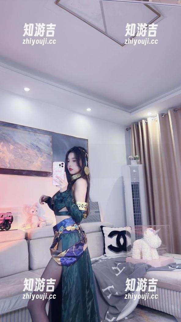 小小奶瓶儿，护士装扮薪火相承，高清美图里流露出别样的诱惑。