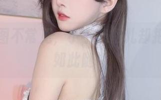 黑色美图不常见，小小奶瓶儿却把它玩得如此随性