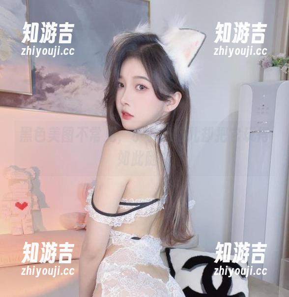 黑色美图不常见，小小奶瓶儿却把它玩得如此随性