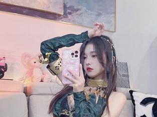 小小奶瓶儿从不玩套路，这套皮衣写真集，下载可是收获惊艳的省略号。