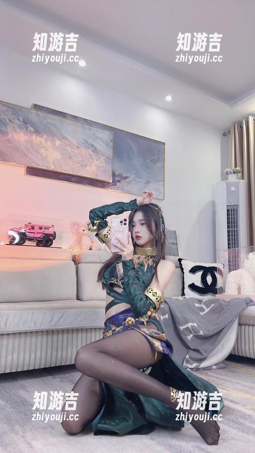 小小奶瓶儿从不玩套路，这套皮衣写真集，下载可是收获惊艳的省略号。