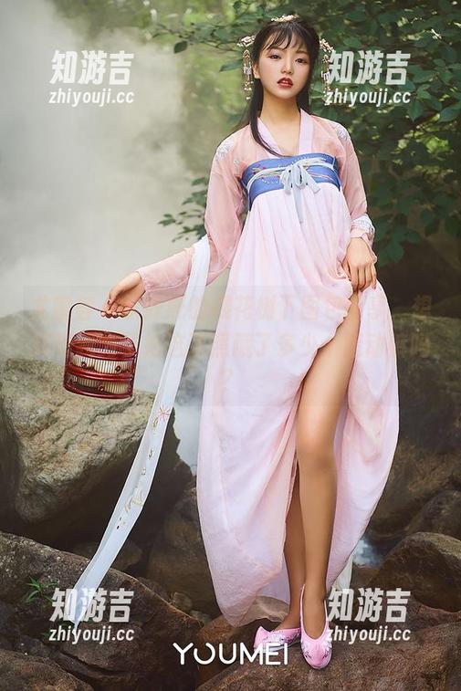 尤蜜荟 - 李纤纤的樱花树下图包分享，想知道我为了拍这张照藏了多少个运动裤吗？