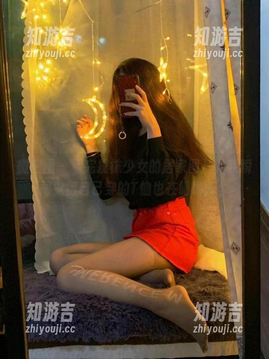 微密圈 - 看完提袜少女的居家图片，我瞬间觉得自己穿的T恤也在喝咖啡。