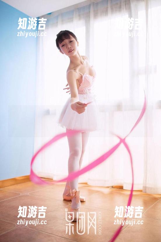 果团网-蜜桃Q妹儿 果团网 - 蜜桃Q妹儿的空姐写真:错位的梦游,让人忍不住想搭飞机!
