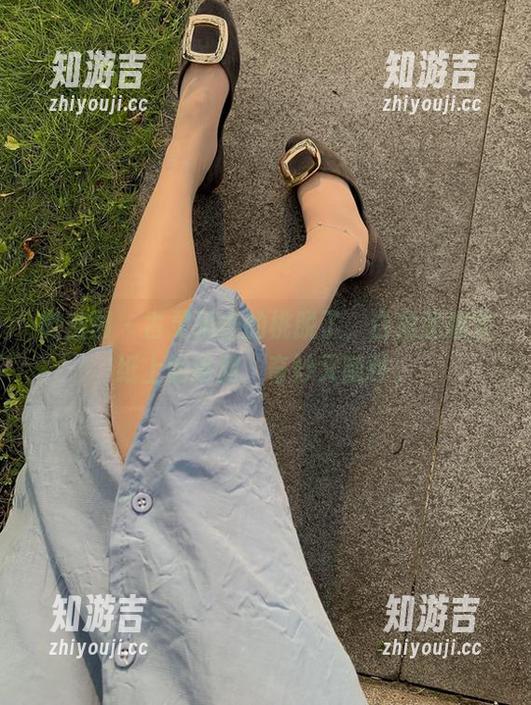 桃脱了 微密圈 - 古灵精怪的桃脱了,白裙就像壁纸上的涂鸦,奇妙又随性。
