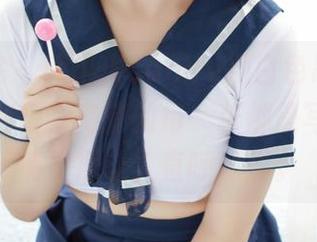 模范学院 – 薛琪琪sandy用白色吊带演绎的解压秘籍，高清的每一张都是写意，又俏皮得让人直呼好看。