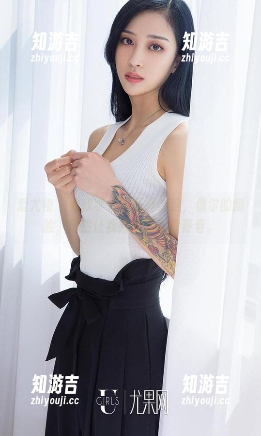 爱尤物 - 紫欣学姐的写真精选，偶尔的侧脸，居然让我想起了那段青春。