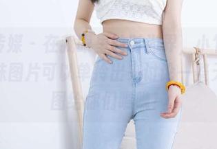物恋传媒 – 在我眼里的时尚界，小竹的这张丝袜图片可以单拎出来讨论一整天，原图给你们瞧瞧！