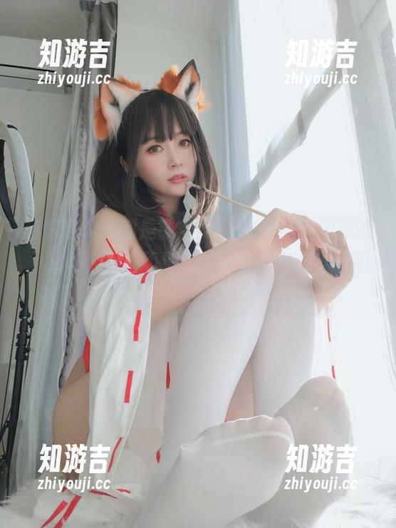 随时随地，都是镂空！白银81的套图更新，又让人琢磨不透，她其实是怎么驾驭的？