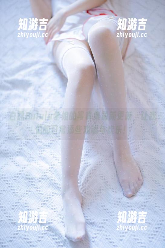 白露Bululu学姐的写真集最新更新，让我们的日常添些戏谑与欢乐！