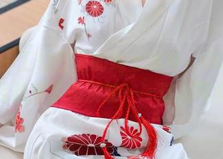 秀人网 – 工作日里的绅士精神，UU酱的礼服让我想多了些没的——这算写真吗？