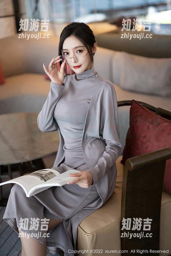 秀人网-徐若兮 秀人网 - 谁说徐若兮双人图集里没有小情绪?一张图就能戳到我心里。
