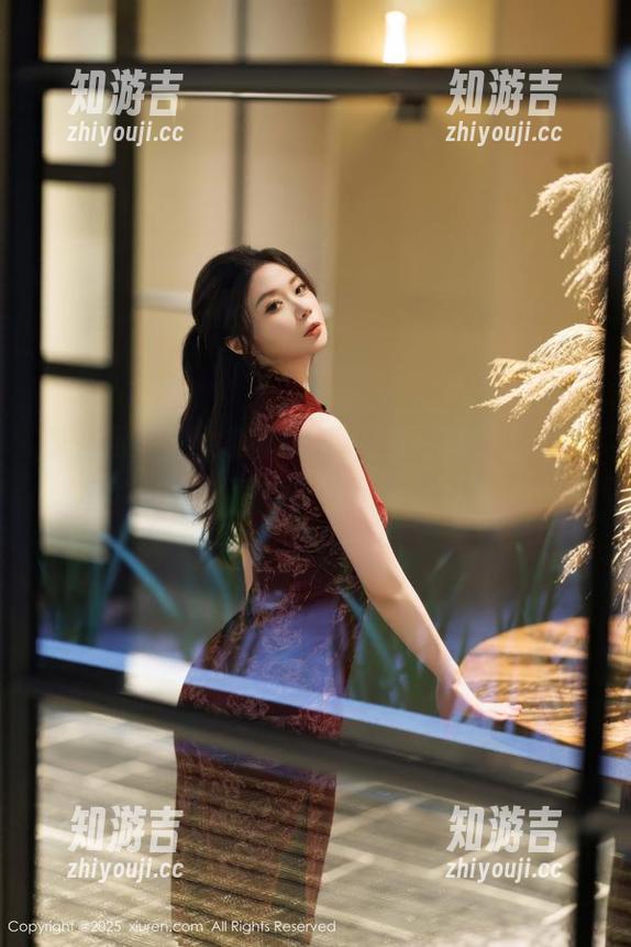 秀人网 - 李丽莎的最新秘书写真，图片里每个细节都像在跟我窃窃私语。