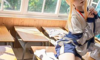 原图里的纸悦Etsu_ko，跟仙女约会的感觉是怎样的？哈哈，这礼服太抓眼球了吧！