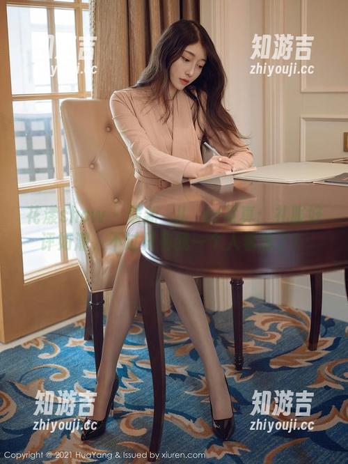 花漾show - 最新玥儿玥er写真：礼服好评如潮，不过只有我一个人着急了！