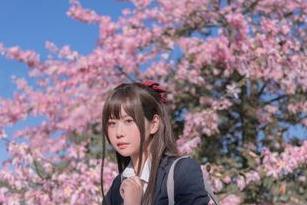 让萌芽儿o0带你入水，无圣光的原图里，百合竞技泳衣好像在轻轻呼唤！
