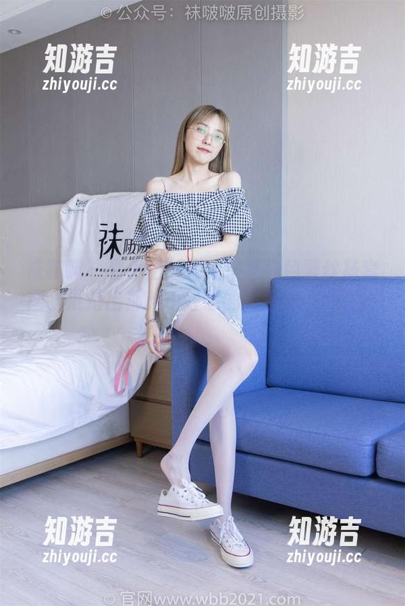 袜啵啵 - 看小甜豆完美演绎白色蕾丝袜套图，混搭出那种不经意的即视感，真有趣！