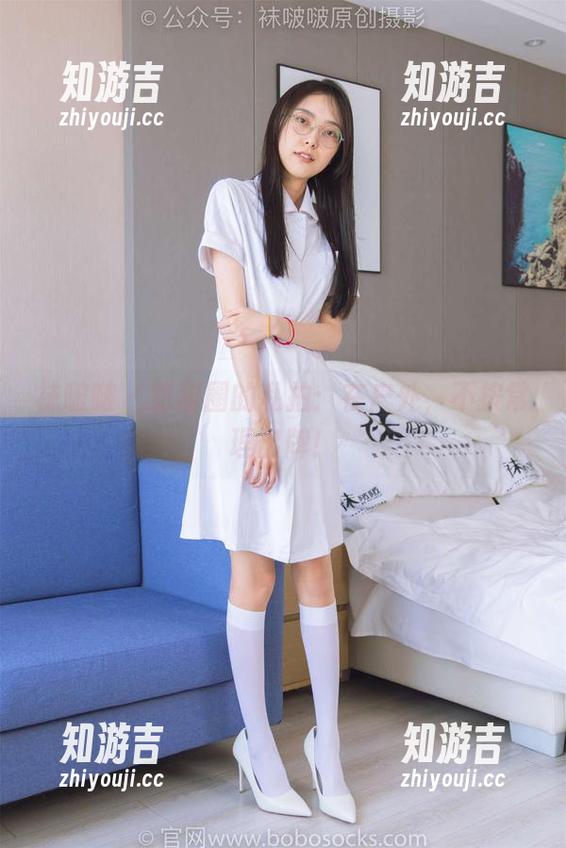 袜啵啵 - 甜甜圈的私拍：在户外，不按常理出牌！
