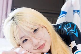 袜啵啵 – 稚予这次白色过膝厚丝更新，不小心又犯了眼前一亮的错！