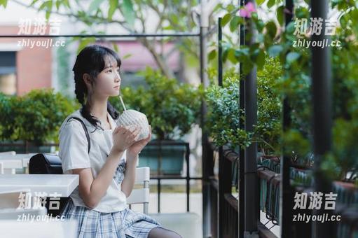 欣赏西呱呀呀呀的内衣cos，真是不得不说她的眼光极佳，完美组合的内衣搭配，让人目不转睛。