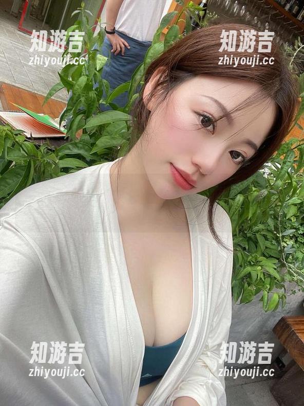 微密圈 - 更新福利：雪怡妹纸和她的毛衣写真，三秒钟内决定要不要买吗？