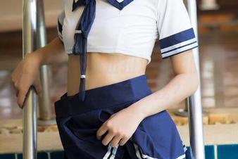 青豆客 – 摇摆在魏扭扭泳池边的图册：这水好像在呼唤我？