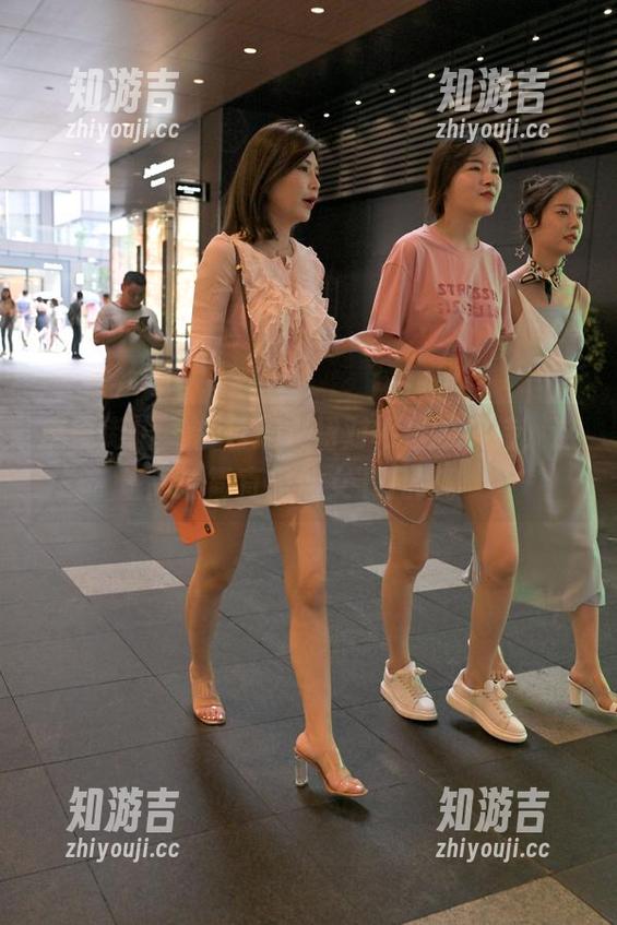 魔镜街拍 - 白色连衣裙对楼楼的加持，这高清简直是仙女下凡吧。