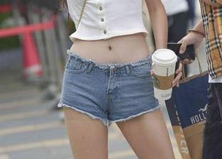 魔镜街拍：无聊的遛狗变成看秀，小姐姐真会玩