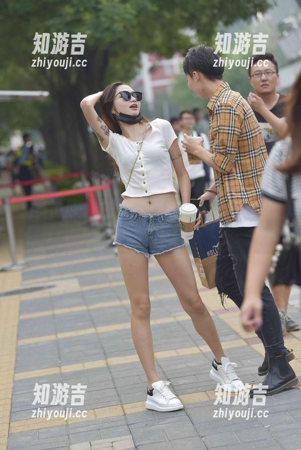 魔镜街拍 魔镜街拍:无聊的遛狗变成看秀,小姐姐真会玩